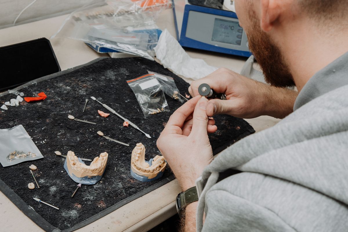 De werkplaats met werkbank, gipsmodellen en handgereedschap